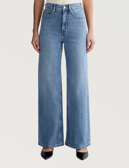 Clean Cut Straight Jeans