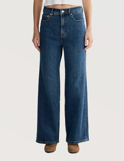 Clean Cut Straight Jeans